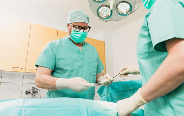 Situationsbild im OP mit Dr. Gerlach und Mitarbeiterin