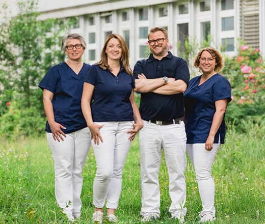 Team Urologie Rothenburg vor der Praxis